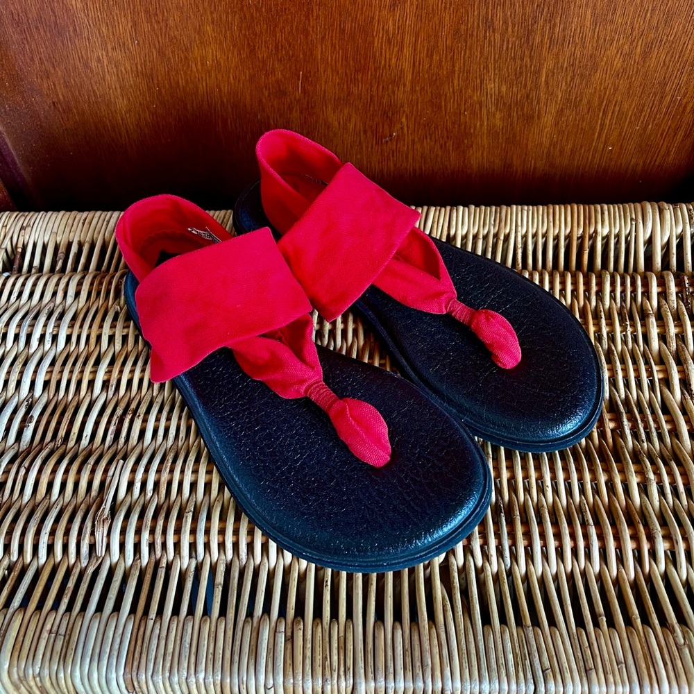 ❤️ Red Sanuk Sandals ❤️